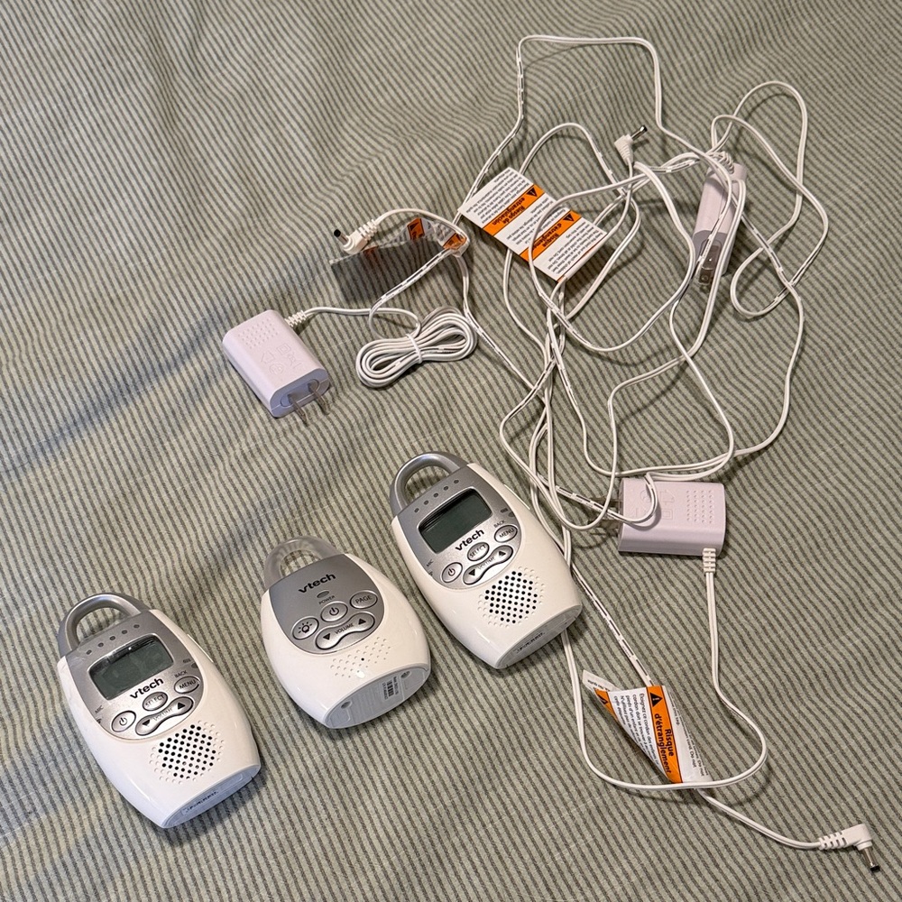 V tech Safe and Sound Digital Audio Baby Monitor w 2 parent units